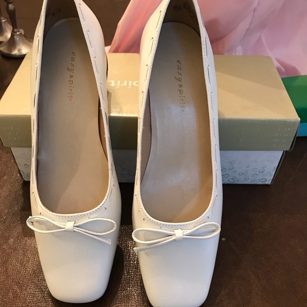 Easy Spirit White Flats EUC